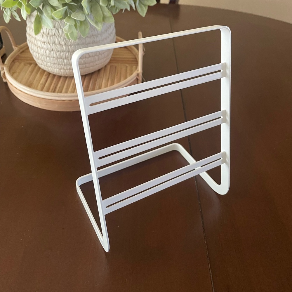 Multirow earring organizer